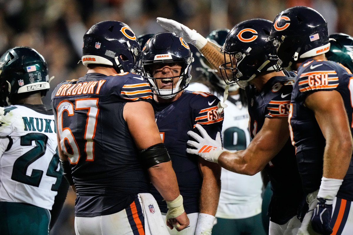 BleacherReport's tweet photo. CASE KEENUM WENT OFF TONIGHT ON MNF VS. EAGLES 🔥                                                   
24/34
247 YDS
3 TOTAL TD https://t.co/qum1pr49IM