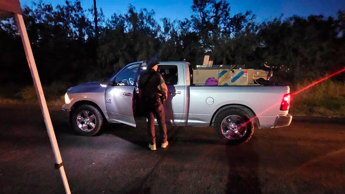 pnortemx's tweet photo. AIC E INTERPOL REALIZAN OPERATIVO EN CONJUNTO EN COAHUILA

Con el objetivo de combatir el robo de vehículos, específicamente los provenientes de los  Estados Unidos de América, la Agencia de Investigación Criminal (AIC) de la Fiscalía General del Estado de Coahuila, en coordinación con Interpol, puso en marcha el Operativo Car Back.

Elementos de la AIC se desplegaron en diversas regiones del estado para revisar vehículos en filtros de seguridad y plazas comerciales.

Además de contribuir a la seguridad de Coahuila, la AIC mantiene la cooperación con agencias internacionales. Como parte de este trabajo, en los últimos dos años ha realizado más de 25 deportaciones controladas en coordinación con autoridades estadounidenses.

El operativo se llevará a cabo del 28 de septiembre al 9 de octubre de 2026. Con estas acciones, la agencia reafirma su compromiso con la procuración de justicia y la seguridad de Coahuila.

Al concluir el operativo, la Fiscalía General del Estado informará sobre los resultados de las acciones realizadas.