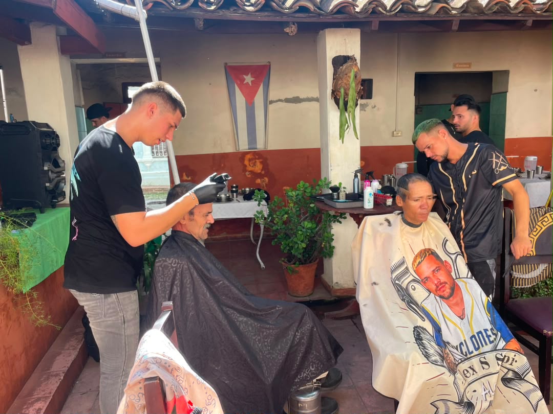 GomezWrete89250's tweet photo. Participan educandos del IPU Honorato del Castillo Cancio  en la jornada de enaltecimiento al Adulto Mayor, mediante tareas comunitarias como la  barbería en #SanctiSpíritusEnMarcha https://t.co/2YWFgKdfgd