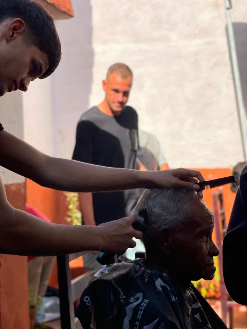 GomezWrete89250's tweet photo. Participan educandos del IPU Honorato del Castillo Cancio  en la jornada de enaltecimiento al Adulto Mayor, mediante tareas comunitarias como la  barbería en #SanctiSpíritusEnMarcha https://t.co/2YWFgKdfgd
