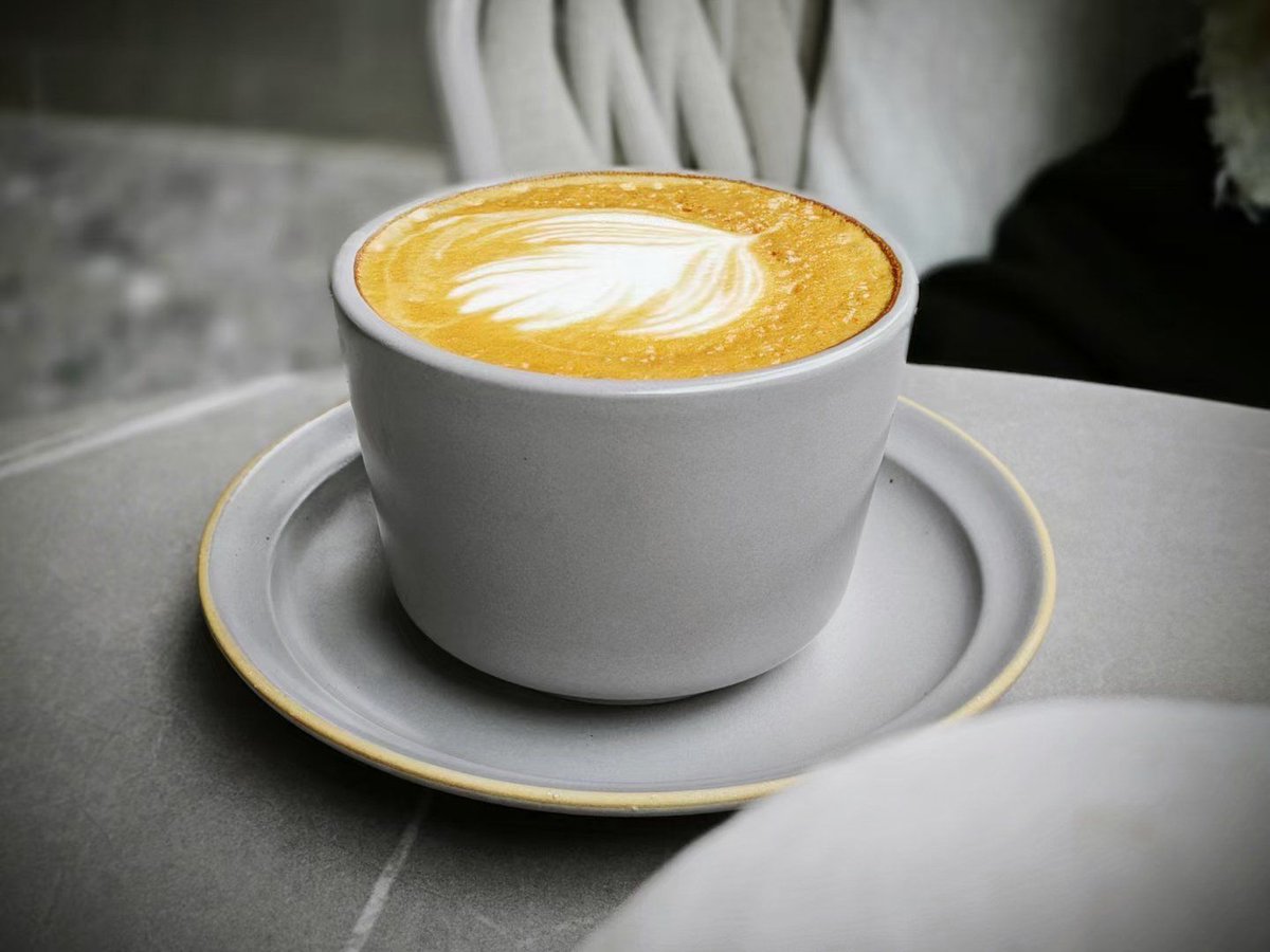 deborah69vr1's tweet photo. Creamy Honey Latte in 2 mins! Warm oat milk + 1 tsp honey + shot of espresso, stir u0026 sip—your cozy morning pick-me-up ready to go! #EasyDrinkRecipe https://t.co/nY8BJSNPRj