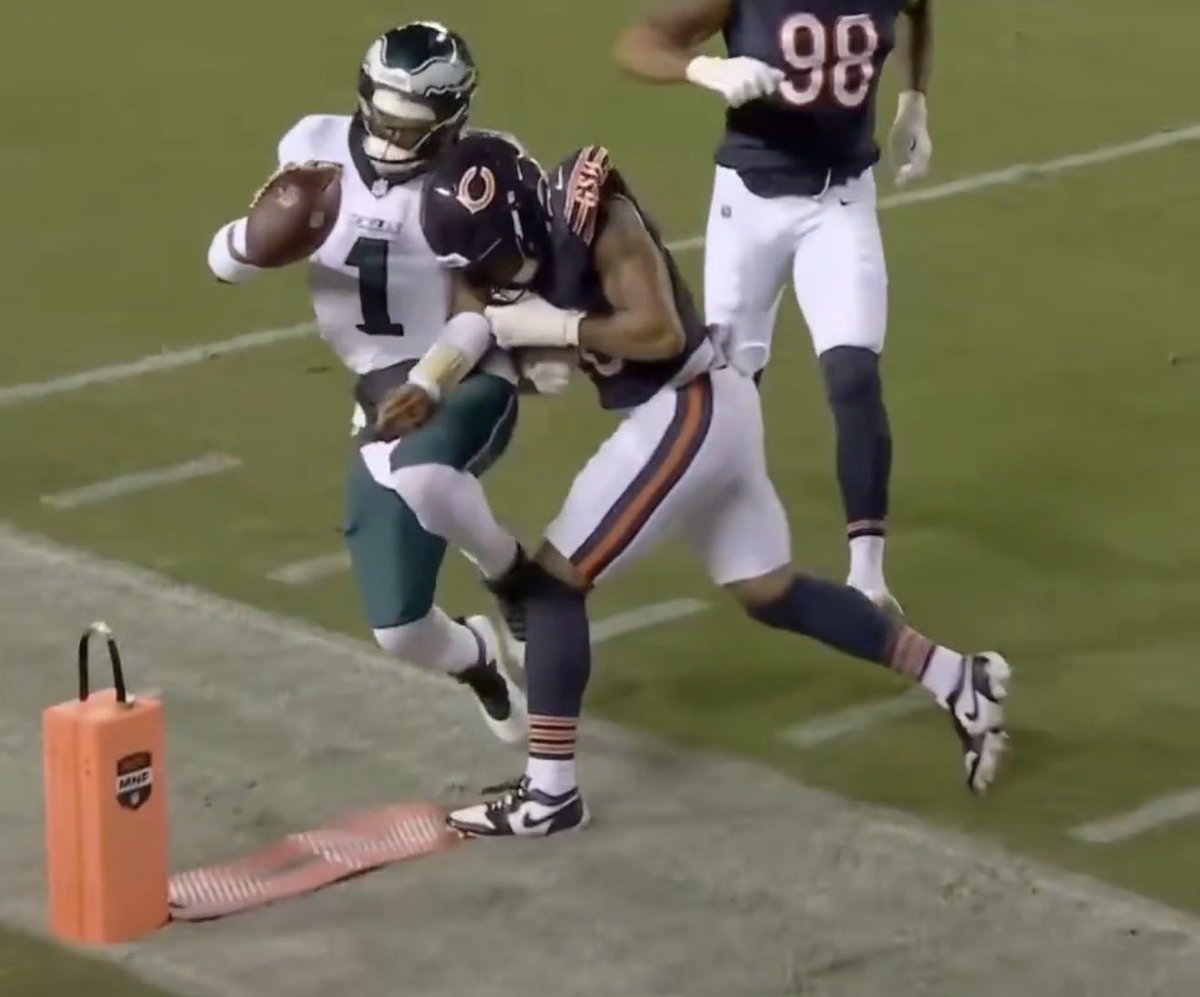 Newbear's tweet photo. Love hurts.
#DaBears
#BearDown
See you tomorrow, @KennethBoyd80! @boydandthebear #NoScriptSports https://t.co/He0aNKo1Lw