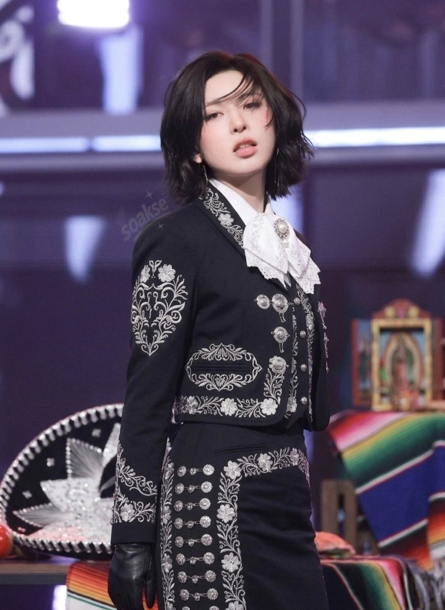 soakse7's tweet photo. Bae looks so good in a Mariachi suit 💚🤍❤️ #NMIXX #멕시코 #배이 #Strange_Muse https://t.co/vCnq1gUqDr