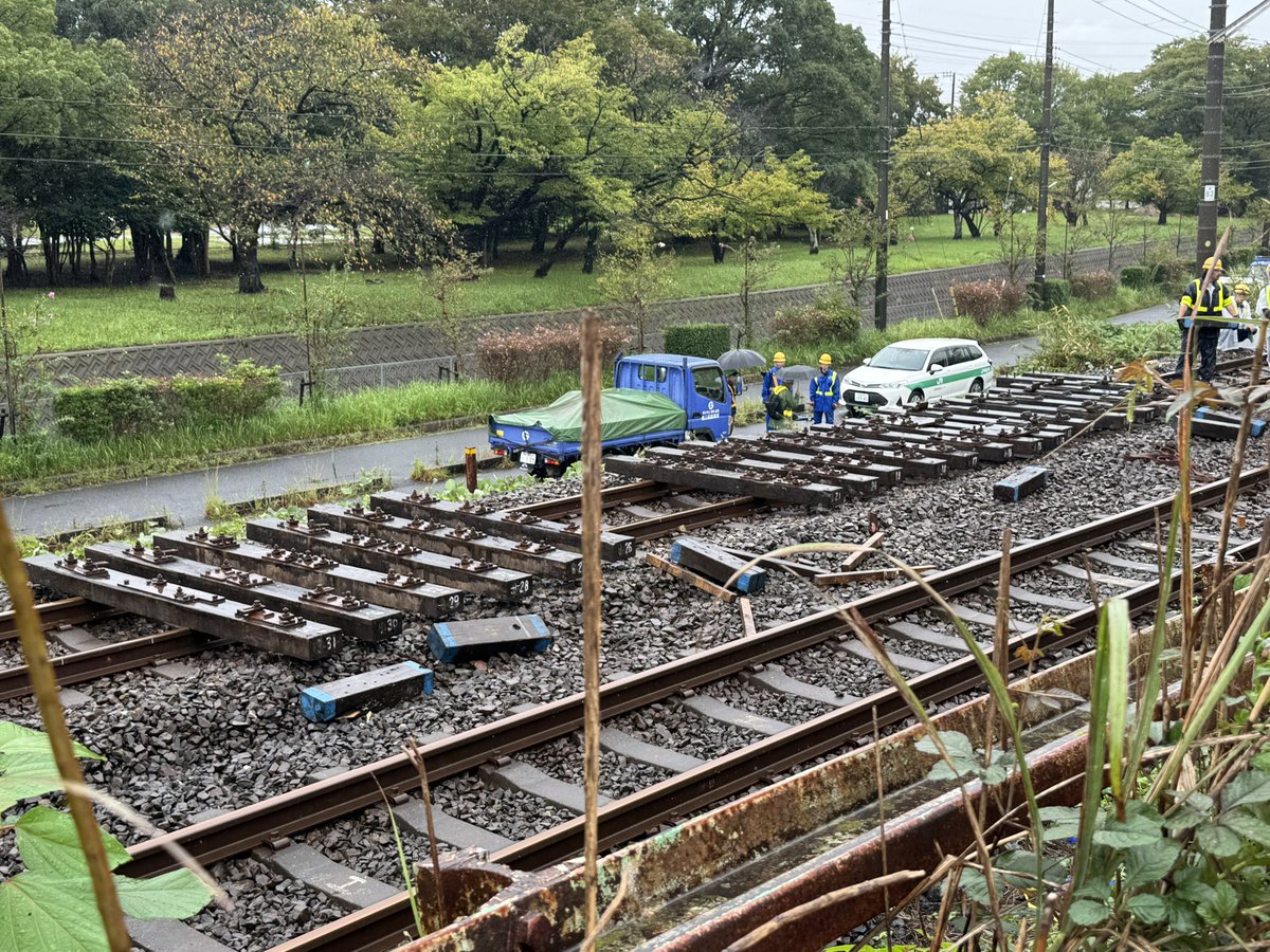 prism_1779F's tweet photo. 長浦駅の姉ヶ崎側で行われている工事。ふれあい通り沿いのセブン付近で作業している点から、写真の写っている辺りに分岐器を置くと思われる。 https://t.co/EIGvmCV2cV