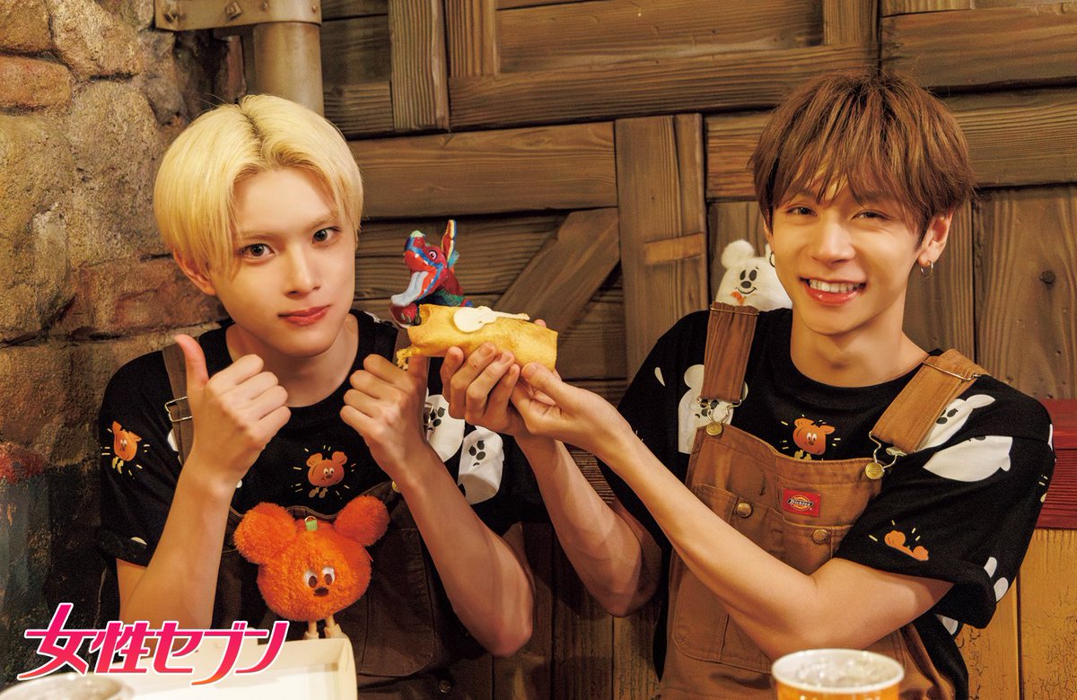 joseiseven's tweet photo. #aoen #優樹 さん＆ #琉楓 さんがナビゲート!
#ディズニー・ハロウィーン 🎃🐈‍⬛を
女性セブン爽秋のウルトラ特大号で大特集!!
 パワーアップしたパレードやフォトスポット、スペシャルメニューや限定グッズなどをご紹介♪

チップ＆デールに扮してインパした琉楓さんと優樹さんも大盛り上がり🐿️🐿️✨

本誌購入(Amazon)▶️https://t.co/gAo40RumG1