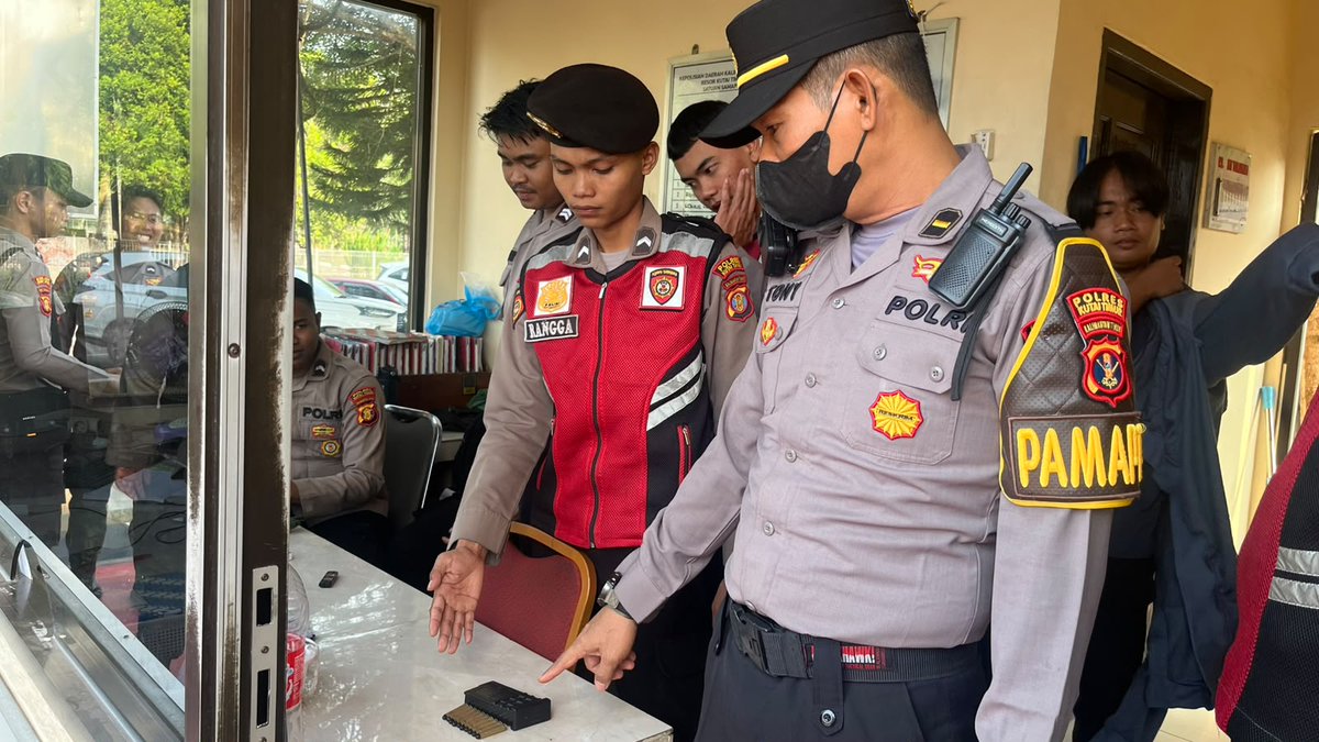 KutimSpkt's tweet photo. PAMAPTA I MELAKUKAN PENGECEKAN DAN KESIAPAN PERSONIL PIKET PENJAGAAN MAKO POLRES KUTAI TIMUR https://t.co/MSpp7ud8jv