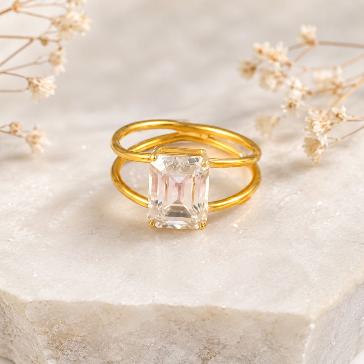 LesVarone's tweet photo. Nhẫn đính hôn moissanite giác cắt Emerald, nhẫn cưới mạ vàng vàng và quà tặng phù dâu từ người bạn thân cô dâu. https://t.co/iO0tY4HY59