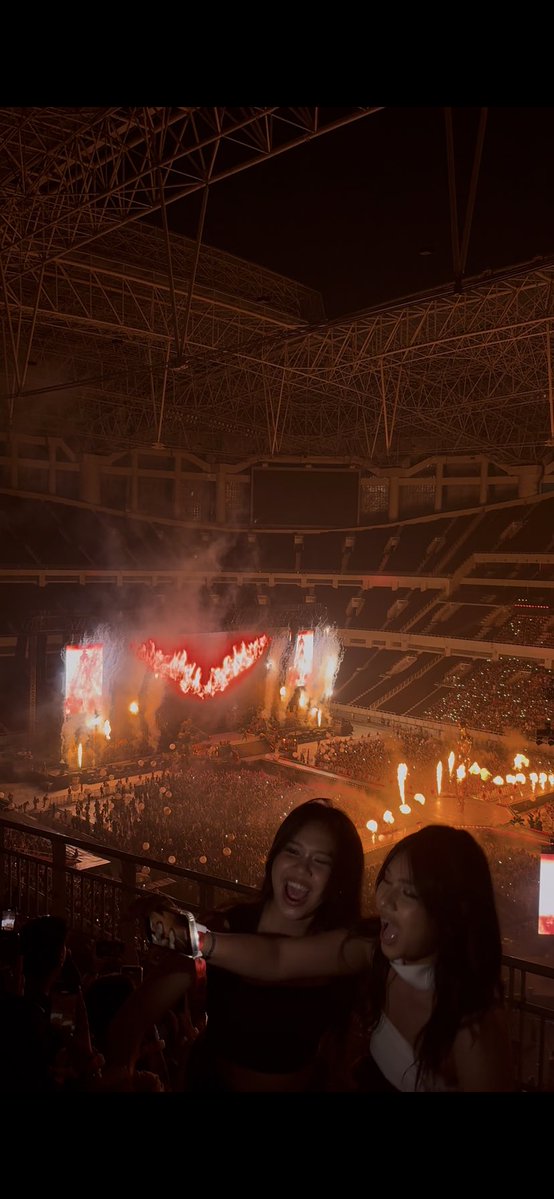 willipaww's tweet photo. seating sama standing tuh beda, kalo jiwanya pengen dance, salto dan bertingkah ambil yg festival. lu milih seating, tp pas main momentnya selalu berdiri sambil joget2, mana juga ngerekam pake flash. LU TUH NYEBELIN BANGET JUJUR! fancam gw yg harusnya bagus jd jelek gara2 muka lu https://t.co/taE1uBFRBi