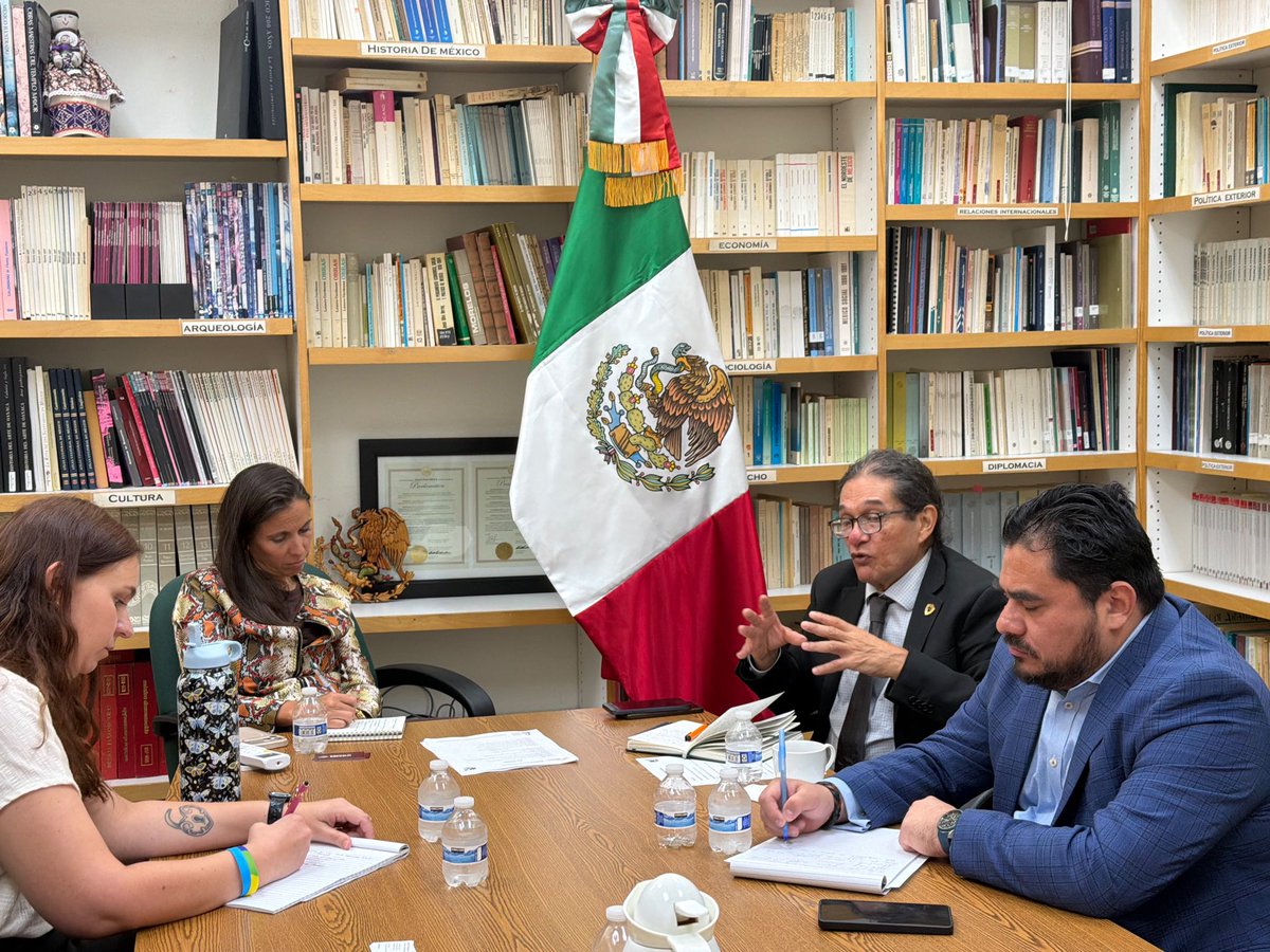 ConsulMexAlb's tweet photo. En el @ConsulMexAlb sostuvimos una reunión con representantes de @NMILC , @ACLUNM y @ccasfnm,para dialogar sobre temas prioritarios relacionados con derechos humanos, protección de las personas migrantes, acceso a la justicia y acompañamiento a nuestra comunidad mexicana.

Durante el encuentro intercambiamos experiencias, buenas prácticas y perspectivas para fortalecer la prevención, la coordinación y la capacidad de respuesta ante situaciones que puedan afectar los derechos y el bienestar de las personas mexicanas.

La presencia de Luis Lara, encargado regional de protección, permitió identificar tendencias a nivel nacional y generó una discusión importante sobre  derechos humanos, debido proceso y acceso a la justicia desde una perspectiva integral.