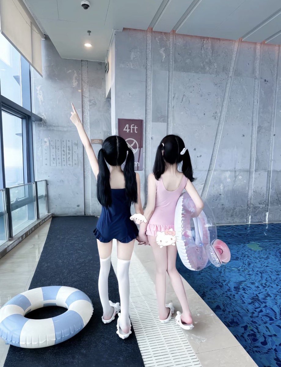 susan28pl3's tweet photo. 今日阳光明媚

有人要锐评一下我和闺蜜14岁的福吗

不要🚪来就给，看完就删！！！ https://t.co/ECwIyJ3Xe5