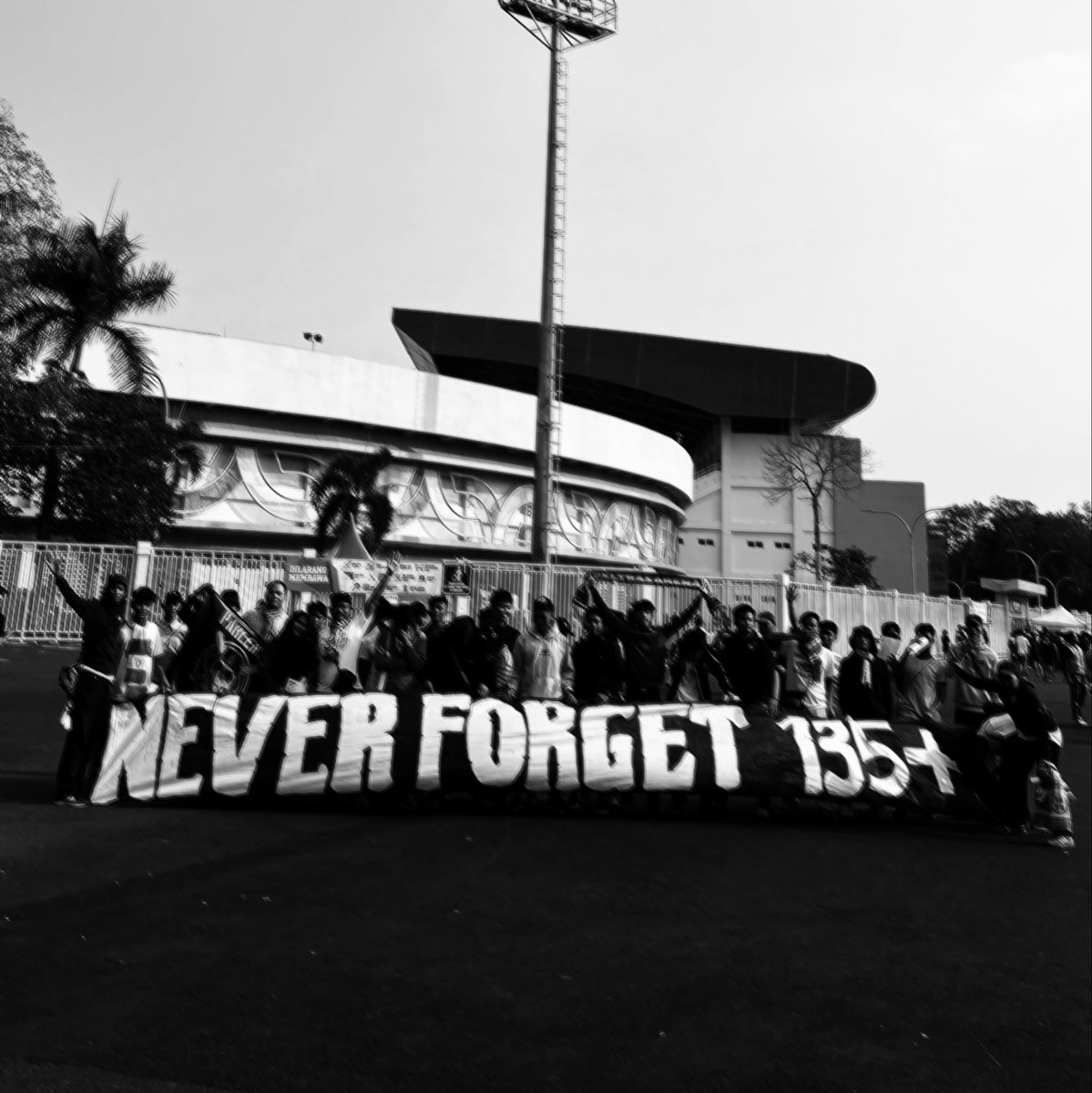 south9crew's tweet photo. Terimakasih warga Malang Aremania . Dan teman teman parlente boys mohon maaf jika kami merepotkan. 
#neverforget135+ https://t.co/GpAvndocyb