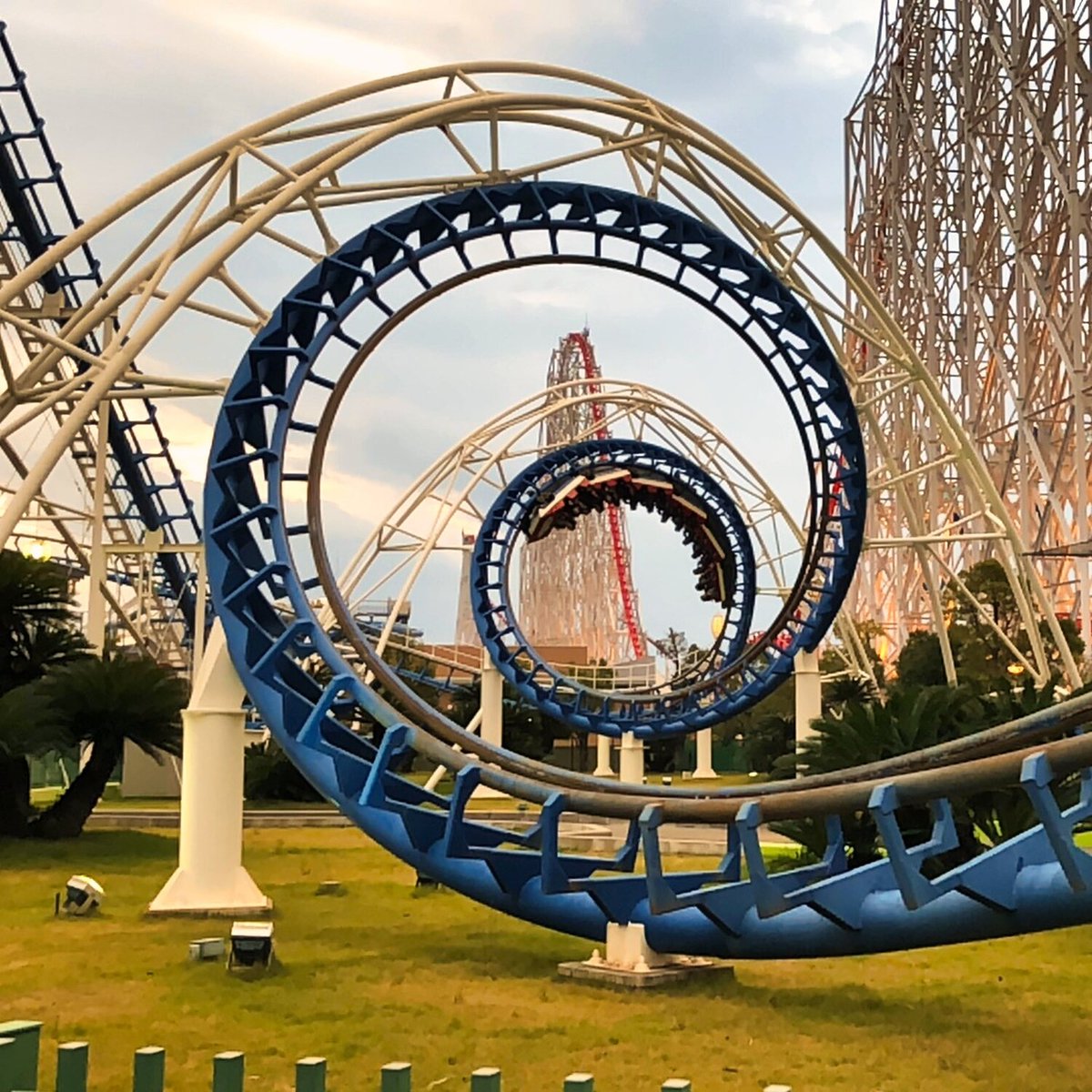 soraiapinto24's tweet photo. Nagashima Spa Land, Kuwana, Japan #nagashimaspaland #nagashima #japan #instadaily #ParcdAttraction #ParcDeLoisirs #MontagnesRusses #RollerCoaster #CoasterAddict #ThrillRide #AttractionFun #ThemePark #CoasterLife #RideTheCoaster #Voyage #Aventure https://t.co/74ott4YlPQ
