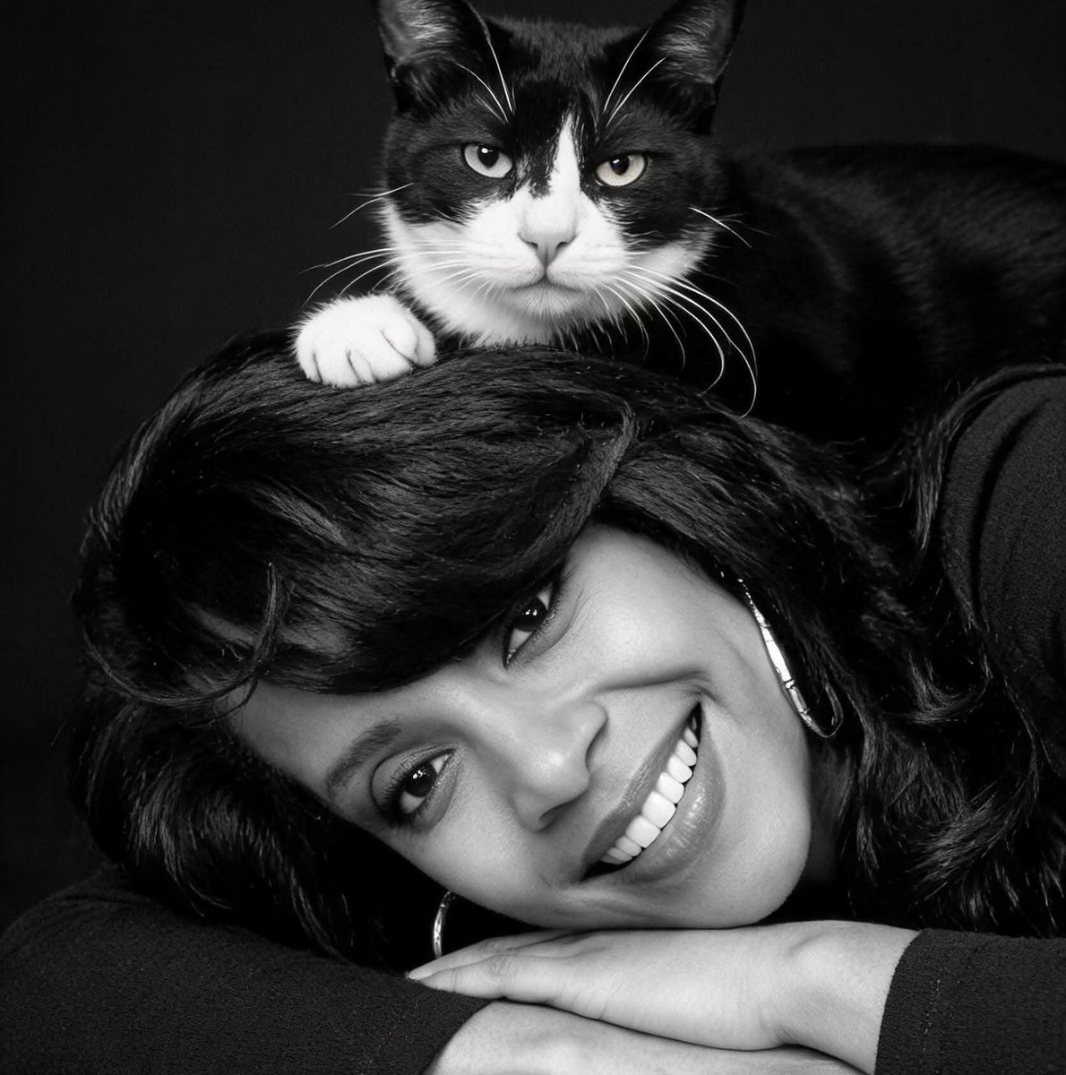 Glitter_Starrs's tweet photo. ✍🏾 - "My friend and Partner in Crime for over a decade @HempsteadNYC and her beloved cat 🐈 Mator🐈!!" 📷🌹🩷💙 https://t.co/darUbElcZw