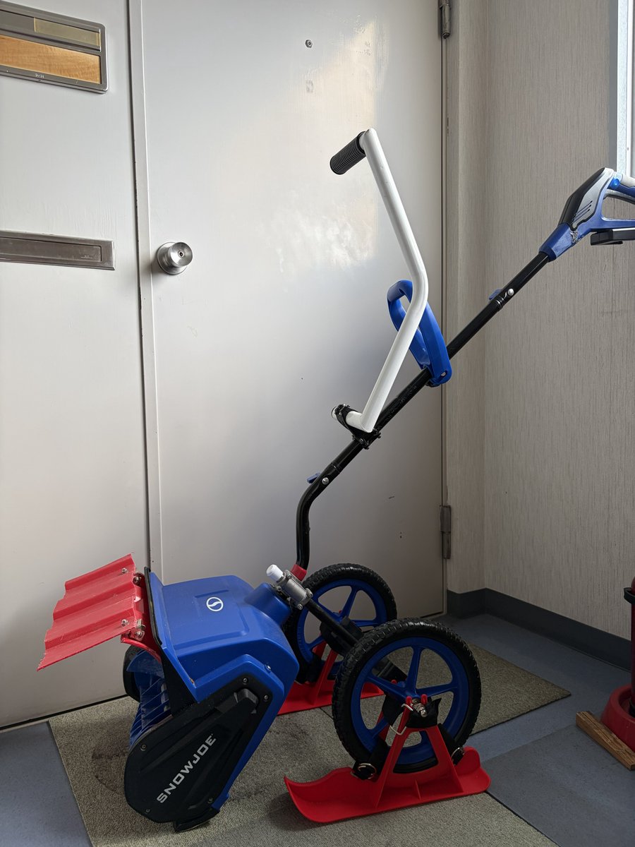 kazmarinos's tweet photo. Snow Joeの補助車輪もスイスイ仕様に変更です
昨シーズンは工進からもOEM商品でしょうか、DSS-13電動除雪機を販売してました
いやっ大きいし重いから大男や力持ちじゃないとしんどいよ
ハイガー電動除雪ショベルのももっと楽々仕様のアイディアになれば幸い https://t.co/BP5IlbpRsh