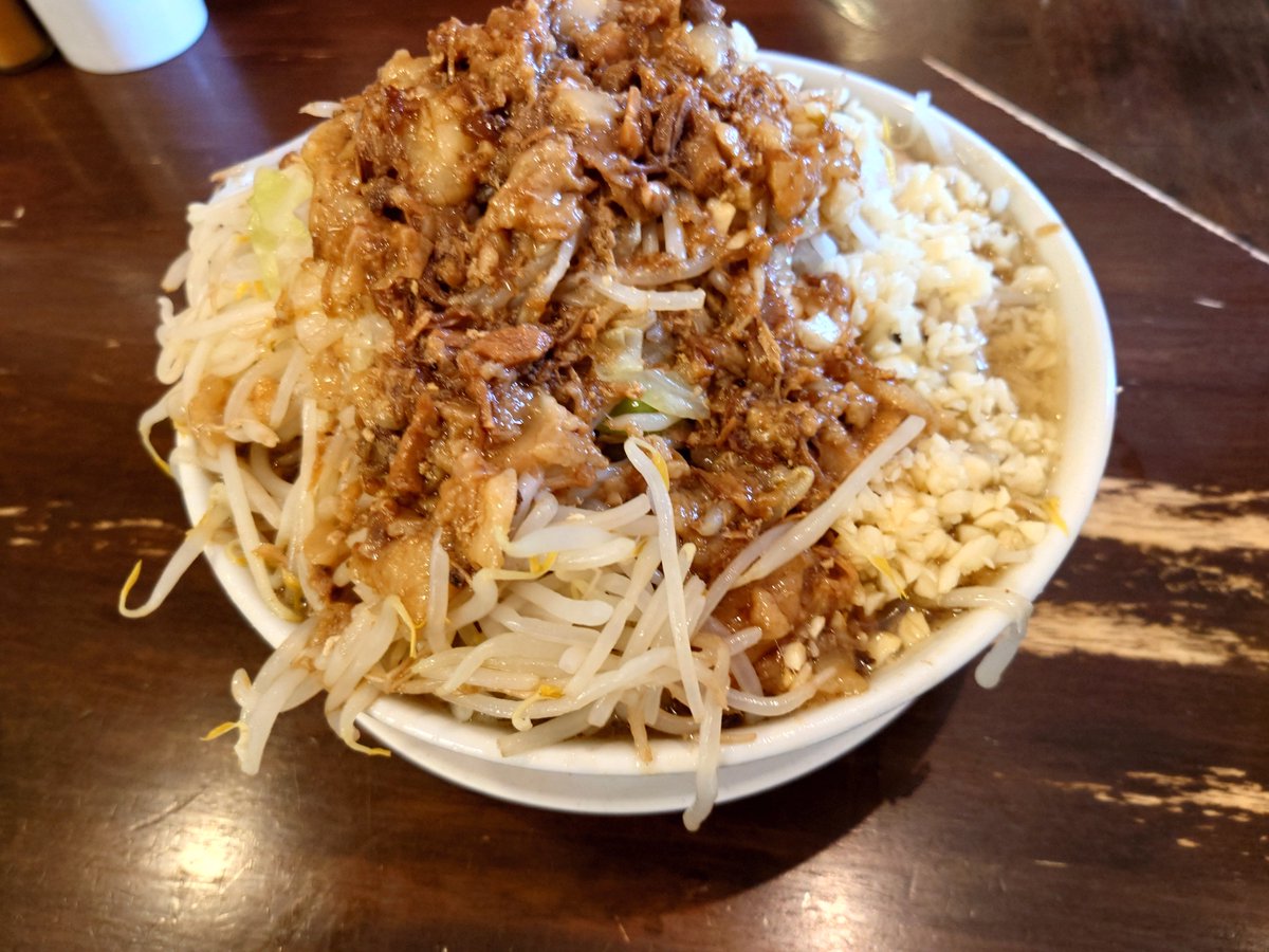 zero_keikenti's tweet photo. 麺300ヤサイマシ他マシマシ肉カスカラメ
イカれラーメンだこれ
ヤサイマシがいつも行ってる店より1.5倍多い https://t.co/k5a9BAanyV