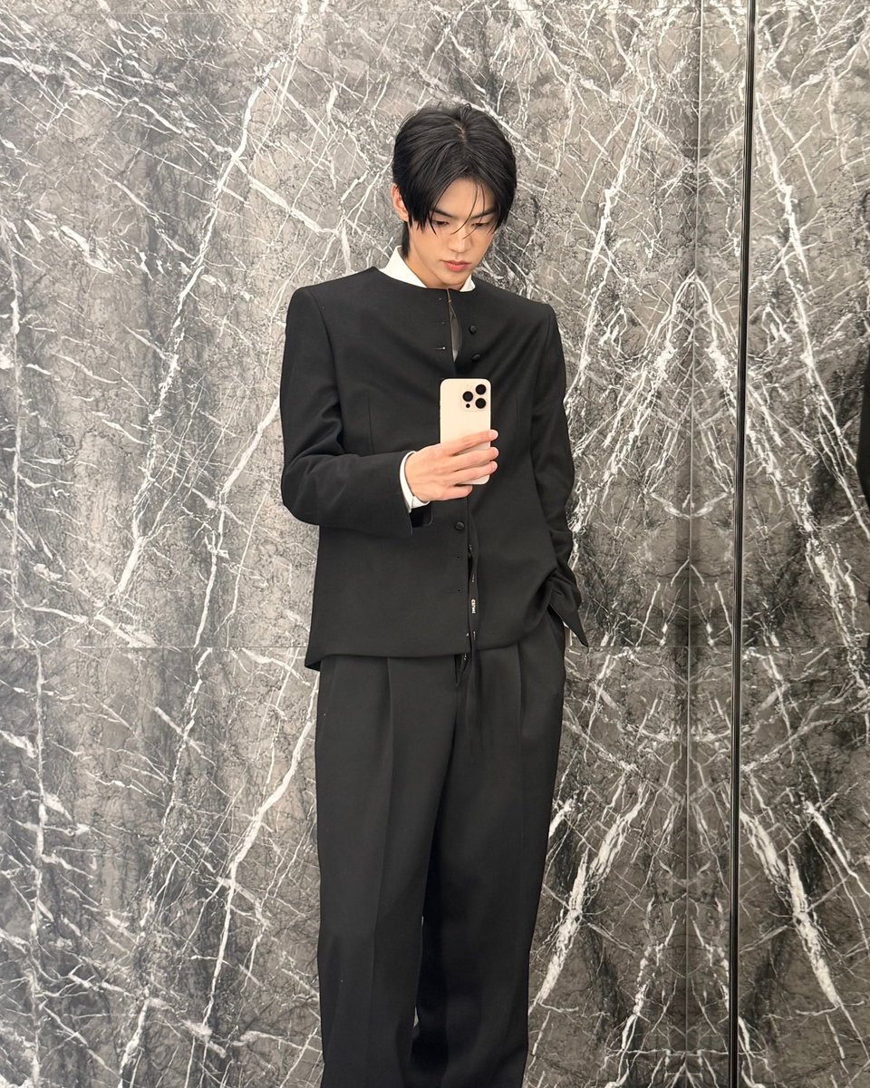 Doroongnim's tweet photo. 곧파리패션위크구나...............개ㄹㅈㄷ 셀린느 도훈 복습해야댐......... https://t.co/wq50cS8MWo