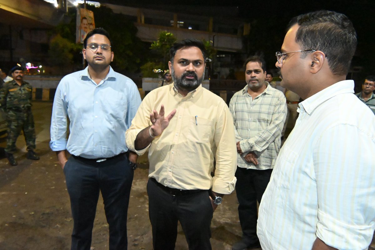 DMKanpur's tweet photo. शहर को GVP(खुला कचरा स्थल)-मुक्त बनाने हेतु सीडीओ एवं नगर आयुक्त के साथ शहर के विभिन्न क्षेत्रों में रात्रिकालीन सफाई व्यवस्था, PCTS, कॉम्पैक्टर अड्डों एवं कूड़ा उठान का स्थलीय निरीक्षण किया गया।
निर्देश दिए गए कि खुले में कहीं भी कूड़ा न दिखे, सभी संवेदनशील स्थलों से नियमित व समयबद्ध कूड़ा उठान सुनिश्चित हो और सफाई व्यवस्था में किसी भी स्तर पर लापरवाही न बरती जाए। @CMOfficeUP
@nagarnigamknp @MSTawarIAS