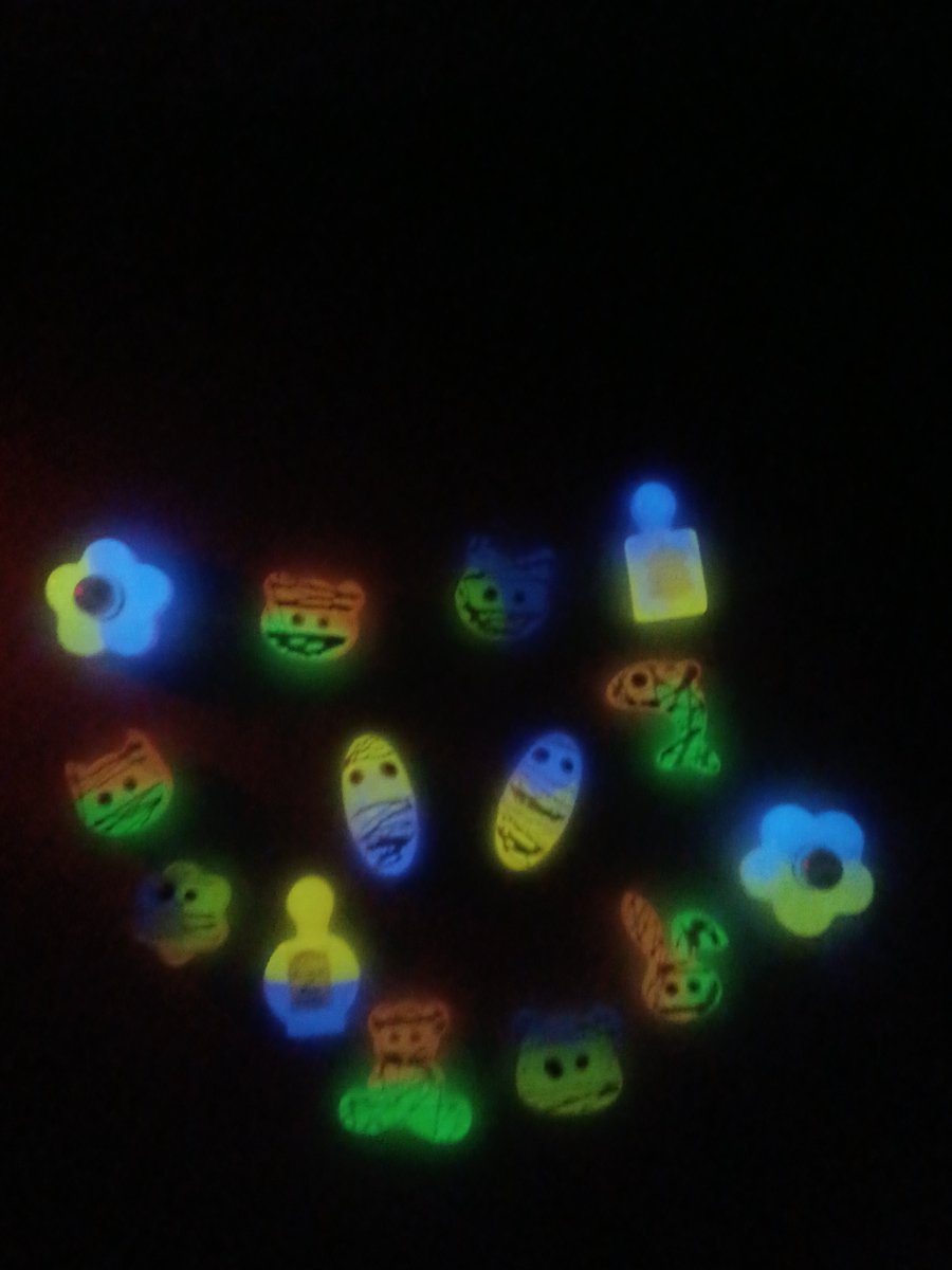 moya2025930's tweet photo. こんにちは✨️久しぶりにこちらで投稿😊ハロウィン近いので包帯さん風ドローイングジェルでしてみました✨️
蓄光なので光るんですが偶然の産物でちょっと不気味に笑ってる感……笑 https://t.co/7ZIobVmOUV