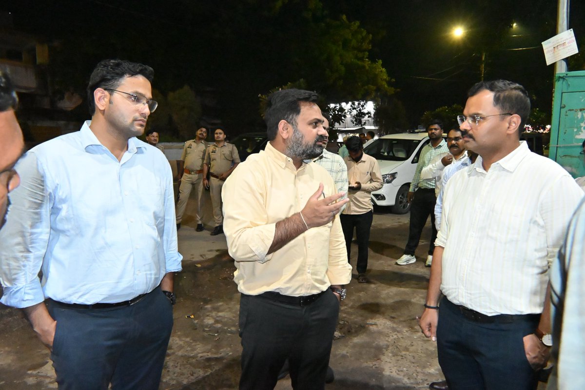 DMKanpur's tweet photo. शहर को GVP(खुला कचरा स्थल)-मुक्त बनाने हेतु सीडीओ एवं नगर आयुक्त के साथ शहर के विभिन्न क्षेत्रों में रात्रिकालीन सफाई व्यवस्था, PCTS, कॉम्पैक्टर अड्डों एवं कूड़ा उठान का स्थलीय निरीक्षण किया गया।
निर्देश दिए गए कि खुले में कहीं भी कूड़ा न दिखे, सभी संवेदनशील स्थलों से नियमित व समयबद्ध कूड़ा उठान सुनिश्चित हो और सफाई व्यवस्था में किसी भी स्तर पर लापरवाही न बरती जाए। @CMOfficeUP
@nagarnigamknp @MSTawarIAS