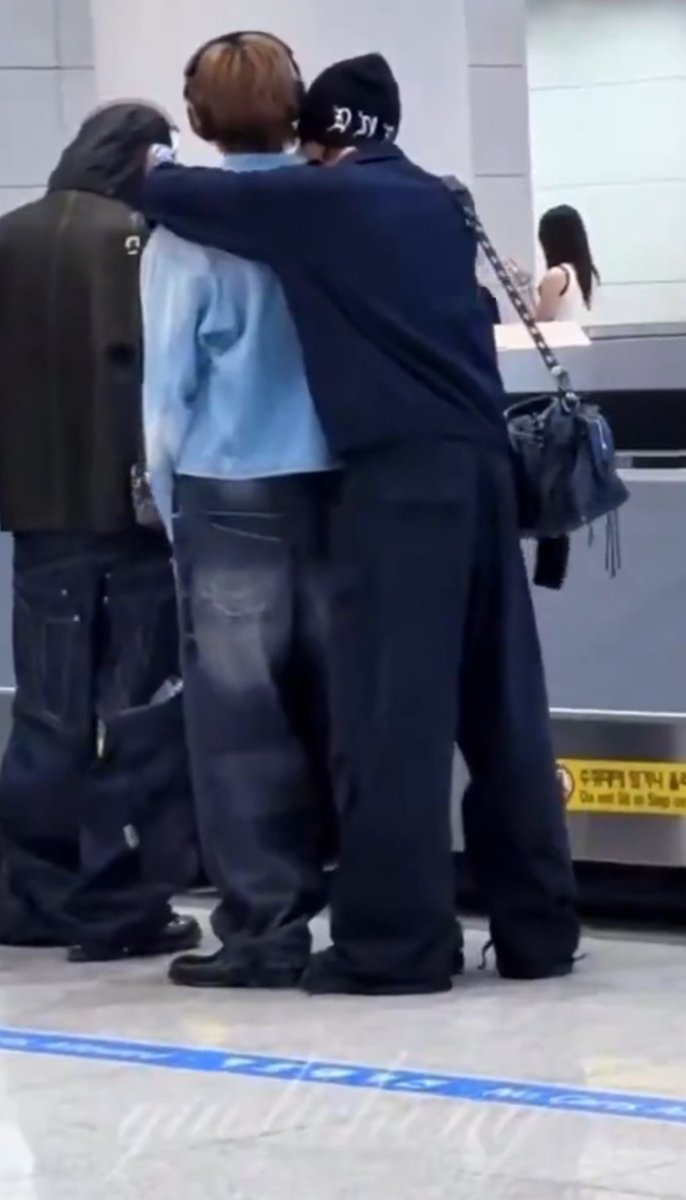 satxinyaoi's tweet photo. anxin always so clingy w hyeonie 🥺🥺 https://t.co/v69lcHcJDe