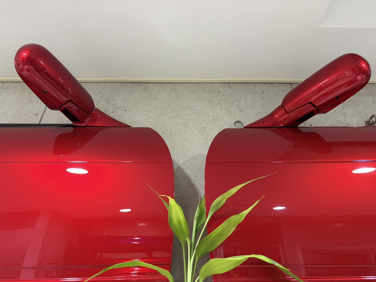 Nbi1rxS7W2zPKoY's tweet photo. 私…ずっと勘違いしてストックしてました💦
S13系とR32系のミラーは同じ物だと思っていましたが…😥
右ドア用  S13
左ドア用  R32 GT-R
カバー・ミラー・配線・取り付けネジ穴までは全部一緒。取り付けたらドアとの隙間が少しあってそこで気付いた🤔　最初は並べても何処が違うのか判らなかったです😮‍💨 https://t.co/4aHptdc72i