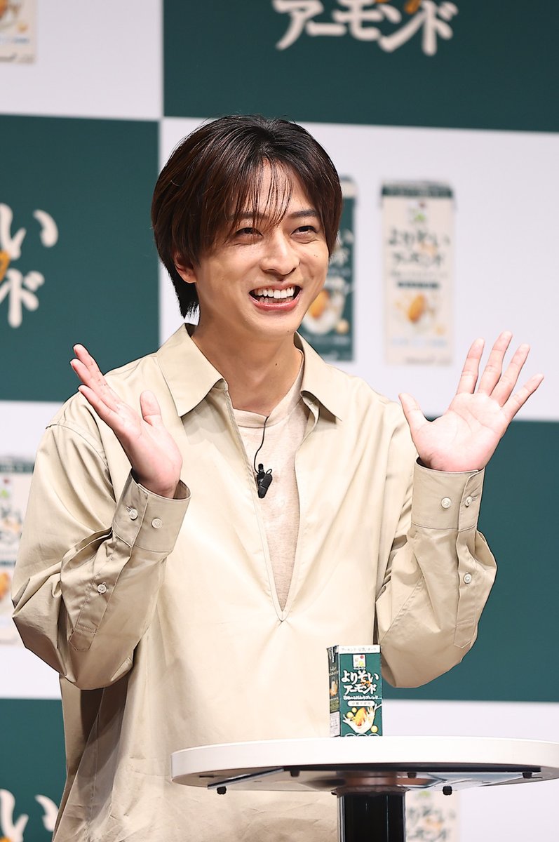 edgelinetokyo's tweet photo. 寺西拓人 小さな声にも“よりそう”神対応の一幕！キッコーマンソイフーズ期待に早速応える https://t.co/s9IvqIanyH

マジックが成功してホッと一息の寺西
#キッコーマンよりそいアーモンド https://t.co/fdZVkqG6rV