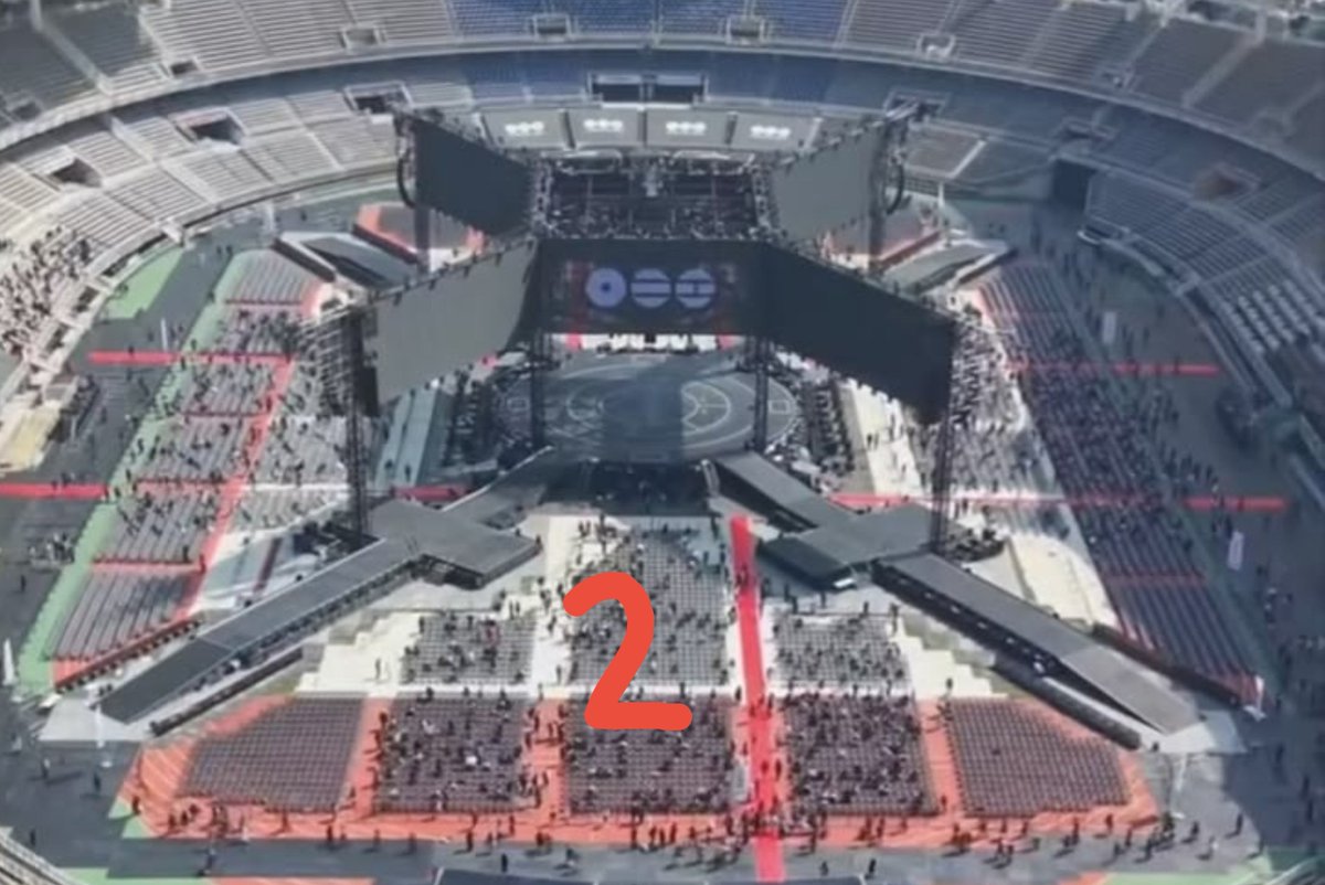 h_emlxv's tweet photo. No generen pánico aún, faltan 4 dias y existen 2 tipos de escenario. 1 donde las barras de sonido van dentro de las pasarelas y 2 donde las barras de sonido van por fuera de las pasarelas. Para el primero construyen los laterales primero. Nosotros tenemos el segundo escenario https://t.co/OqKuQe0mhB