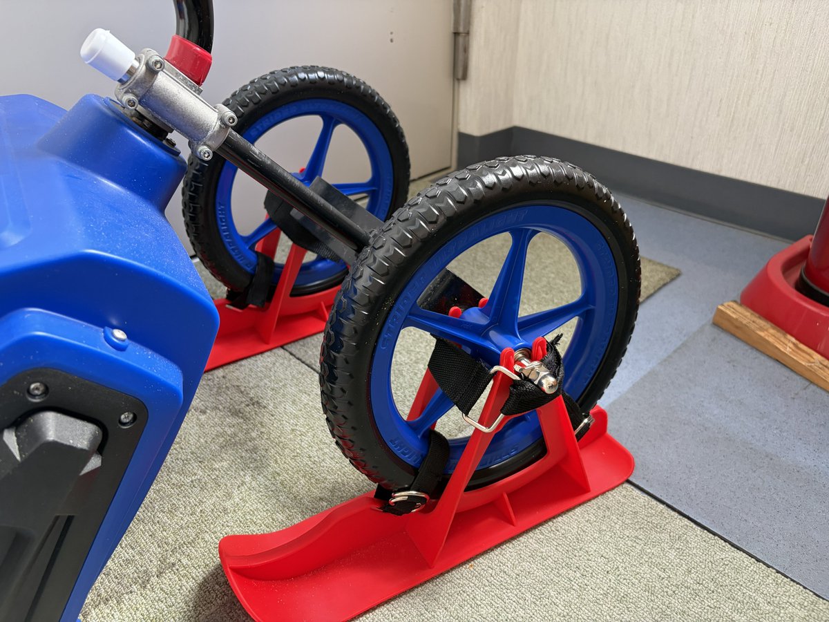 kazmarinos's tweet photo. 元々の車輪を外して
STRIDER オプションパーツ樹脂タイヤ12 インチ装着
夏場はマキタのグラウンドトリマーの補助輪使用
バッテリーの方重すぎてこれ使ったらかなりの疲れ軽減でした
冬もタイヤ大きいのでスタックしないはず
加えてスノーサイクリングそりノーブランド品 https://t.co/YAzuUlKUJx