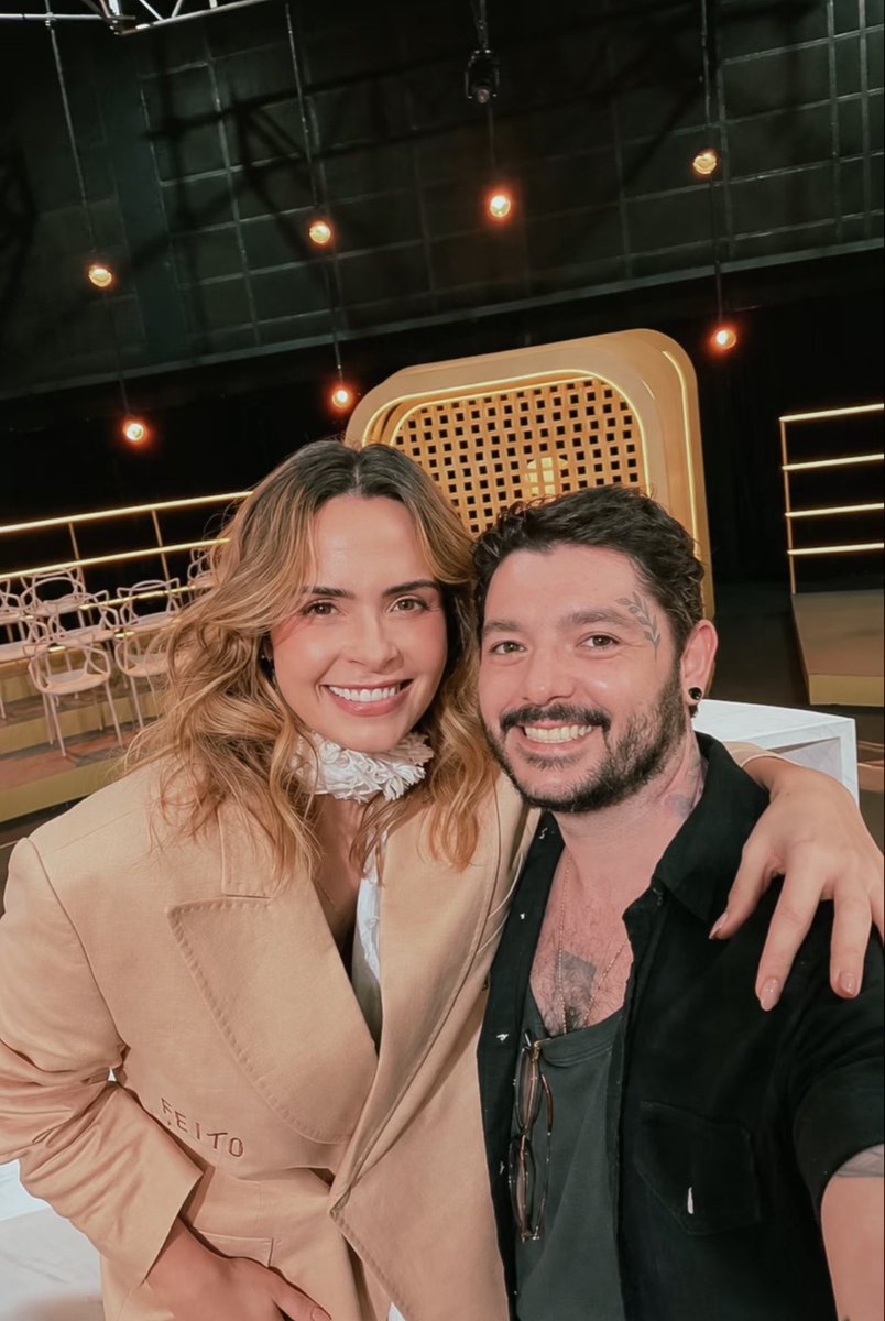 rodolpho's tweet photo. essa é pra quem tem medo de mulheres que voam, sejam elas livres, sejam elas bruxas 

VEIO AÍ ANA COM BLOGUEIRINHA ✨ 

o #blogueirinhaentrevista nasceu e eu tô exausto, mas tô muito, muito feliz! e semana que vem tem mais ❤️ https://t.co/wsg1tD1BVg
