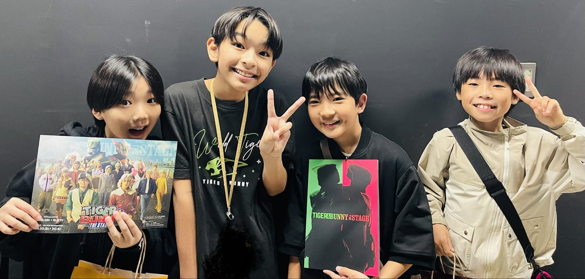 t_d_Luka's tweet photo. 忍ミュ14弾の仲間たちが観に来てくれました✨ドラー‼️メッセージ嬉しい🎉忙しい中、仙台から本当にありがとう🥹トワくんもいっさくんも会えて最高な時間でした🤗みんなからパワーもらったよ🔥兵庫も頑張るね!💪
#下永龍正 くん #三田一颯 くん #加藤叶和 くん #舞台タイバニ https://t.co/a17K8xu7dh
