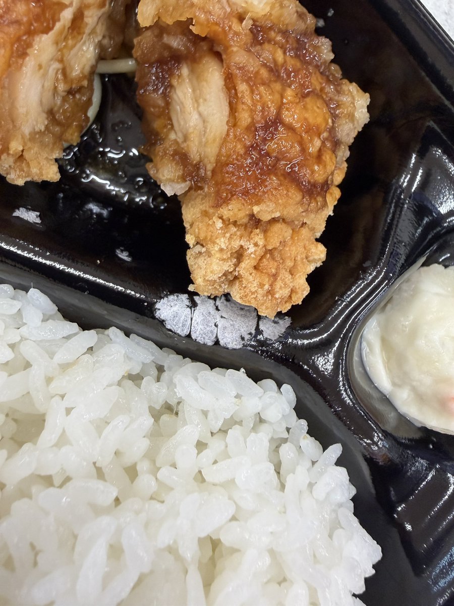 hearts54_Edan's tweet photo. なんか苦いと思ったら
ほっともっとの新しい弁当箱これダメやろ
溶けてる… https://t.co/h8a4Xfxrd0