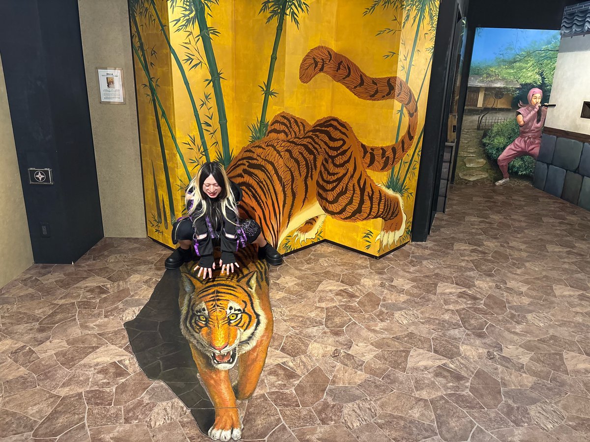 yumeyume1_1's tweet photo. 上手く乗れてる？
#vkeitwt #visualkei #東京トリックアート迷宮館 https://t.co/0GZtIW367b