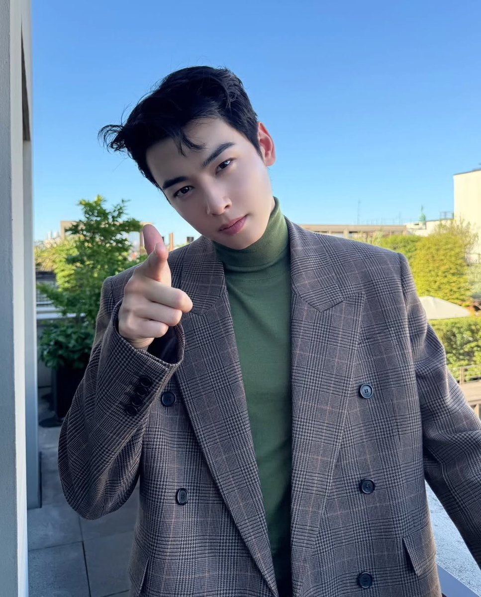 chelle_cew's tweet photo. No one—and I say it again, NO ONE—can pull off this outfit quite like Eunwoo did! 🔥 The confidence, the elegance, the attitude… an absolute HEARTTHROB who makes EVERYTHING look effortlessly iconic! 😮‍💨❤
#CHAEUNWOO #차은우 #SaintLaurent #ELLE https://t.co/lzRsBRQyxa