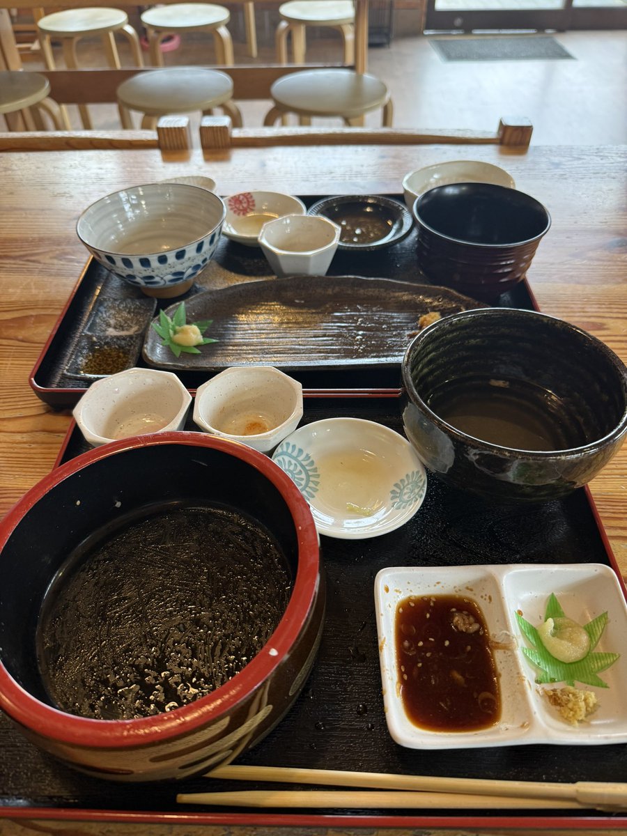 Yossi1031's tweet photo. 急遽みき亭さん❗️
今日も安定の🐴🥩美味しさに加え､きゅうり🥒・ミョウガ・トマト🍅・シソの実
そして「アミタケ🍄」‼️
このフルコンボは胃袋大喜び٩( ᐛ )و
今回も20分で完食！笑

#道の駅信州平谷
#みき亭
#馬刺し定食
#馬トロ丼 https://t.co/JQzyuEaopr