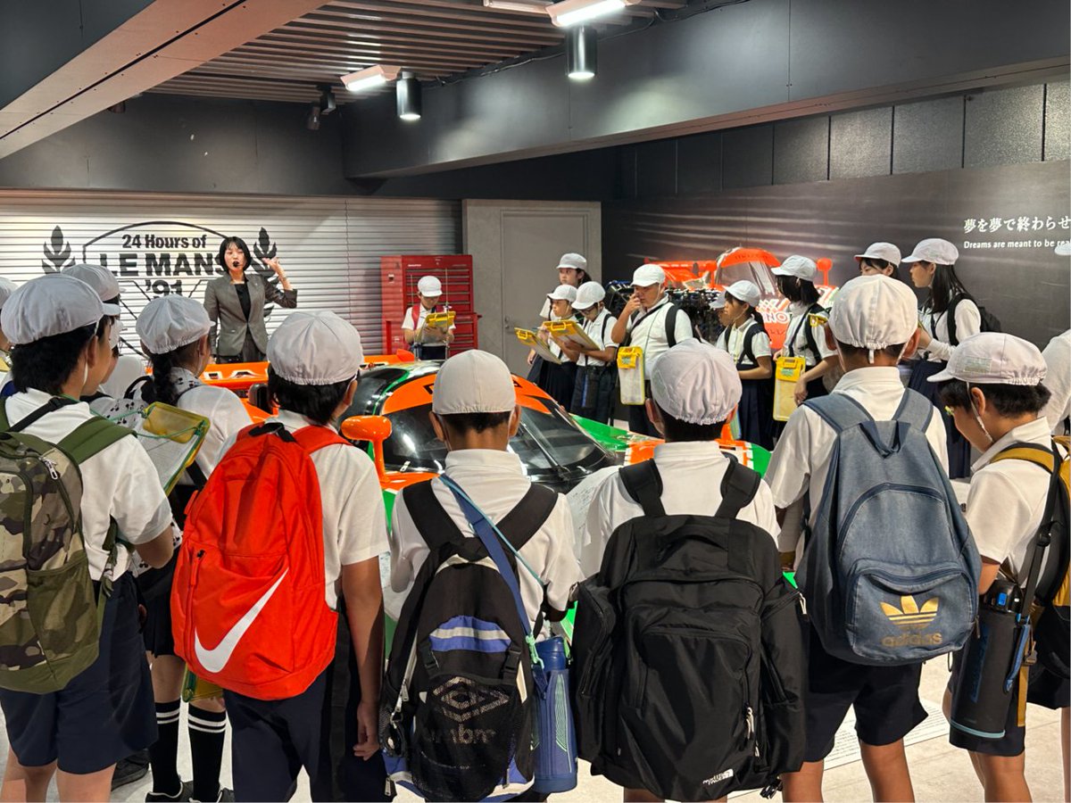 Mazda_PR's tweet photo. ◇マツダミュージアム累計来館者数が200万人を迎えました◇
おかげさまで、マツダミュージアムは1994年5月の開館以来、累計来館者200万人を迎えました。記念すべき200万人目は、社会科見学で訪れた広島市立大河小学校5年生71名の皆さまでした。記念品として、「MAZDA ICONIC SP」1/18スケールモデルカーやミニトートバックなどを贈呈しました。
詳細はリプライ欄へ⬇️