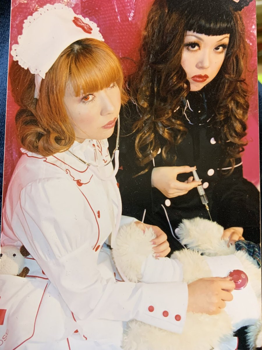 katokuniko's tweet photo. インスタライブは毎回京都から。カメラマン（プロ）は高校同級生のふみちゃんと、カジュアルな感じでお送りしております😊✨
因みに本職は動画。02年のPV編集もふみちゃんでしたが、当時は広告写真も撮ってもらってました❣️
広告というより、アー写みたいなのがめちゃ良かったなぁ。 https://t.co/3wnK8wO8Gj