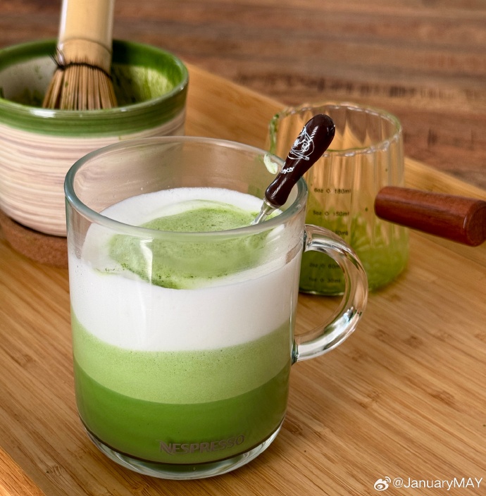 SheldonSieox5n's tweet photo. Craving a creamy summer pick-me-up Whip up iced matcha latte in 2 mins: steep matcha powder with hot water, add cold milk u0026 a scoop of ice! Refreshing, caffeine-packed u0026 no fancy tools needed ， https://t.co/pdoNt1J85O