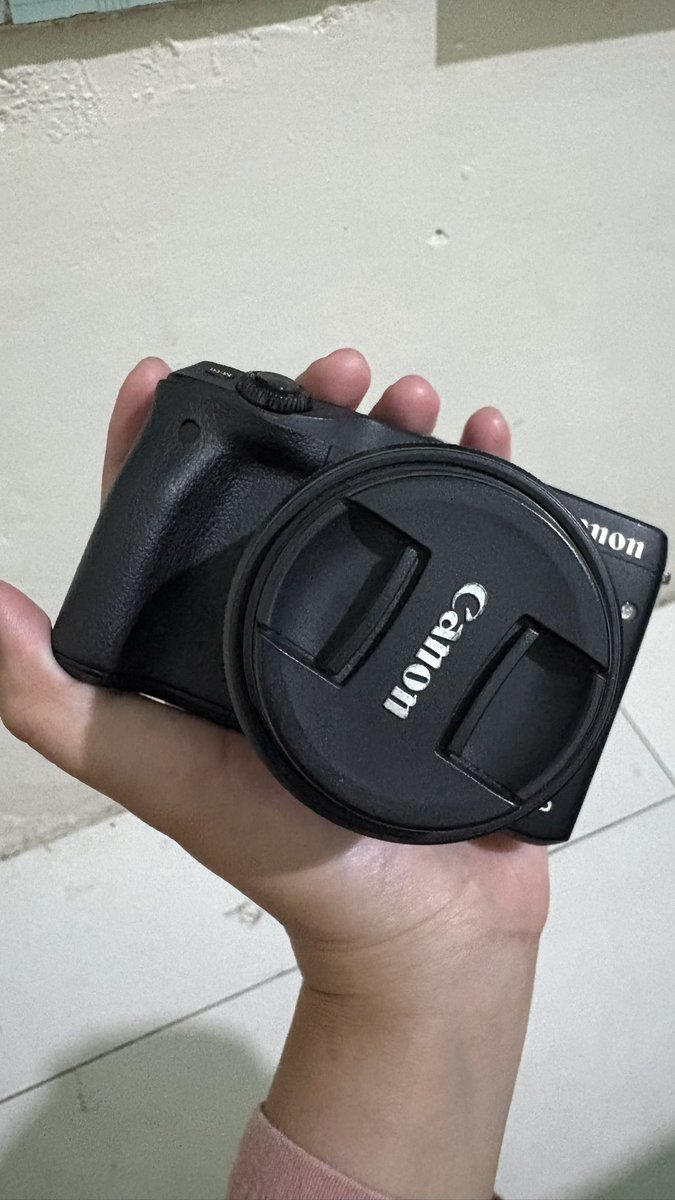 lemonngraz's tweet photo. mau jual kamera canon m3 dapet tas baterai juga masih lengkap dengan box nya bisa cek cek dulu https://t.co/SBOE2oFs0Z