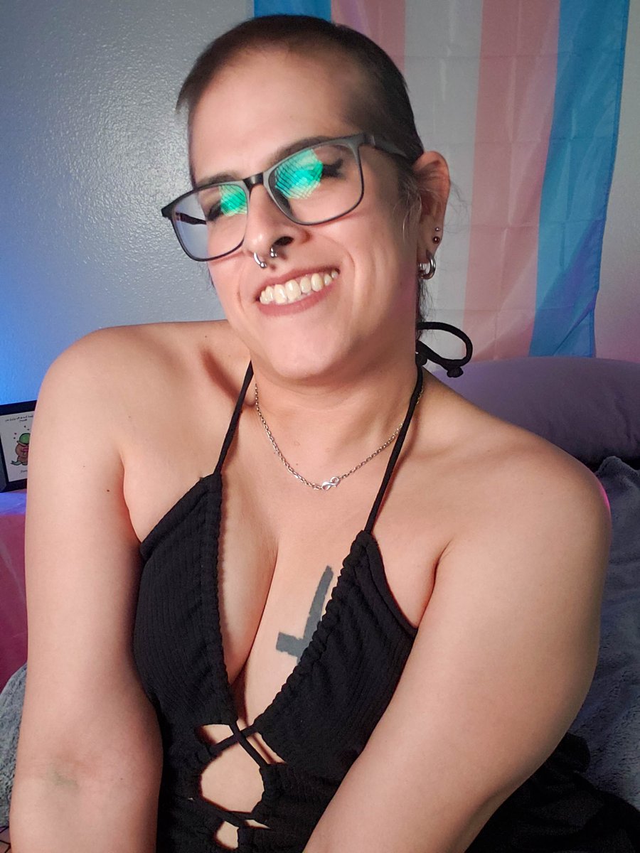 Lorealign's tweet photo. Grant us eyes 👁️👁️

#trans #gamergirl #altgirl #bloodborne https://t.co/bhvXCqdLL3