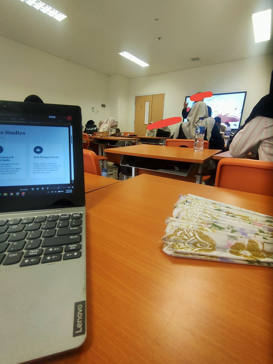 memowmaw's tweet photo. Kelas kedua, jeda cuma 10 menit tadi 😹✌🏻 https://t.co/kBgUXIGXNO