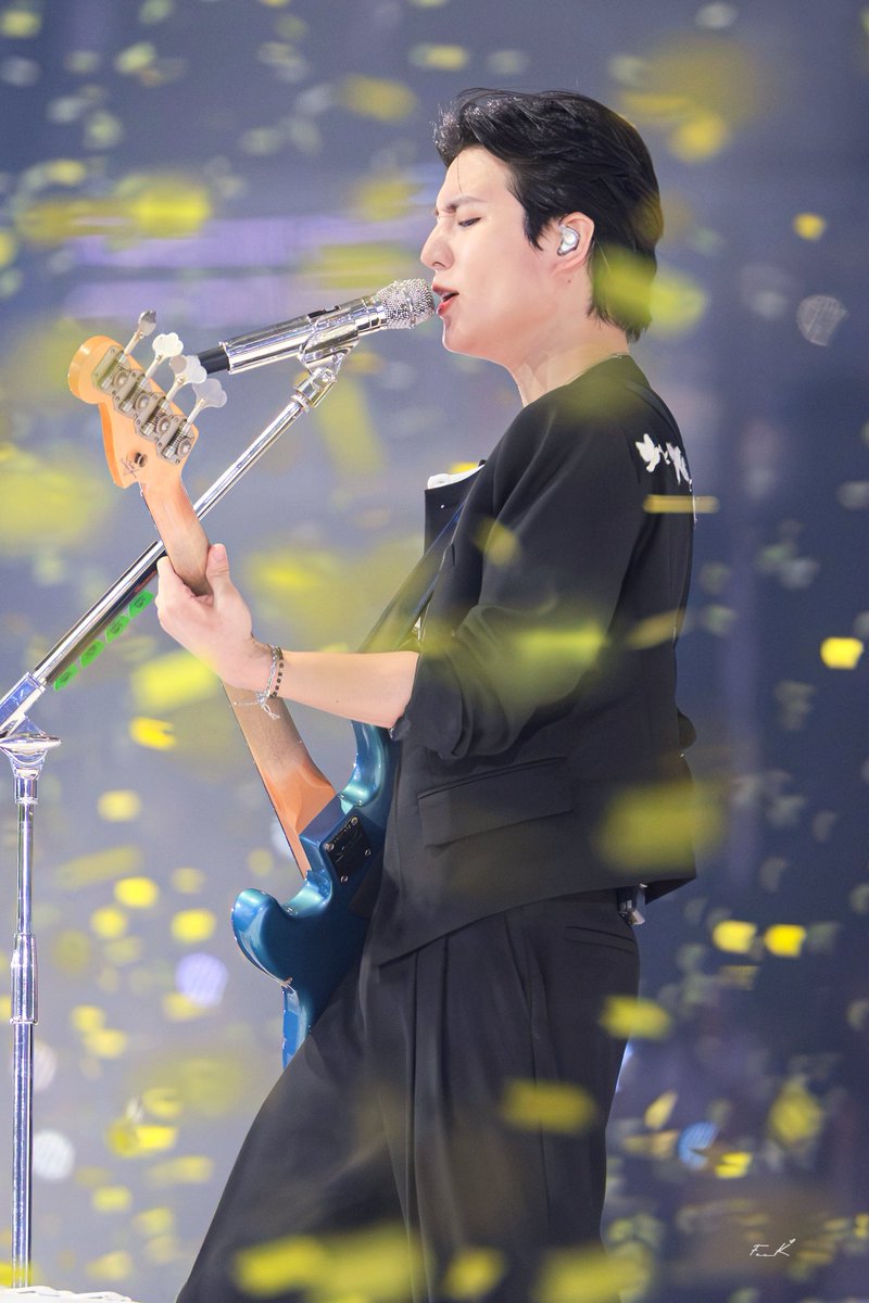 fox_ke2's tweet photo. 남자의 미간 찡긋을 너무 사랑함💛💙

260705 
DAY6 'THE DECADE' FINALE in SEOUL
#강영현 #영케이 #youngk #데이식스 #DAY6 https://t.co/GjQmjT4i8p