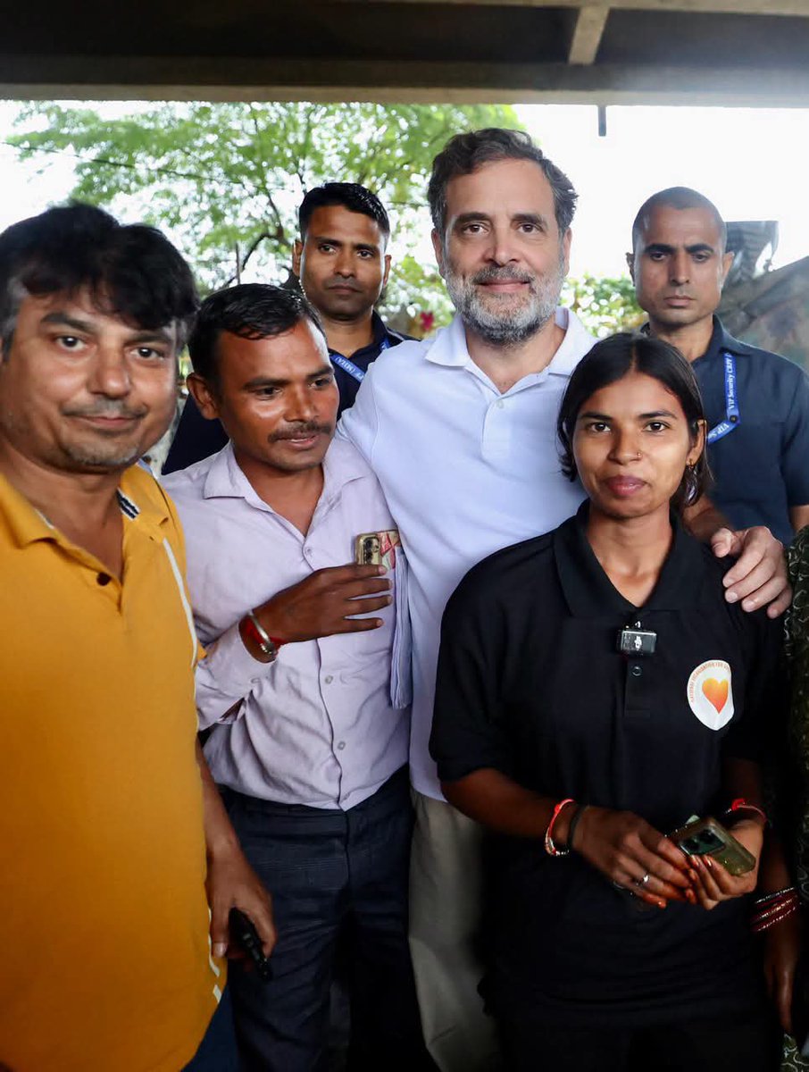 Dr_MonikaSingh_'s tweet photo. कितने लोगों ने नेताओं को झुग्गियों में ऐसे बैठे देखा है ?

दिल्ली में यमुना किनारे बेला एस्टेट झुग्गियां हैं।
जहां दशकों से रहने वाले 728 लोगों में 727 लोगों के नाम SIR में काट दिए

ये लोग 2024 के लोकसभा चुनाव और 2025 के दिल्ली चुनावों में वोट भी डाल चुके हैं। लेकिन अब इनके नाम काटे जा चुके मात्र 1 व्यक्ति का वोट बचा है अब।

कल राहुल गांधी इन लोगों के बीच पहुंच गए हैं...

सैकड़ों वोटर मिटा दिए - एक नाम छोड़ दिया। 
क्योंकि ये लोग गरीब हैं, झुग्गी में रहते हैं।

गरीब होगा मजदूर होगा तो उससे वोट का अधिकार छीन लेंगे ये ?

ज्ञानेश कुमार जी कहां गया आपका "हाउस नंबर 0"? वोट चोरी के इस पैंतरे के ज़िम्मेदार हर व्यक्ति का हिसाब होगा।