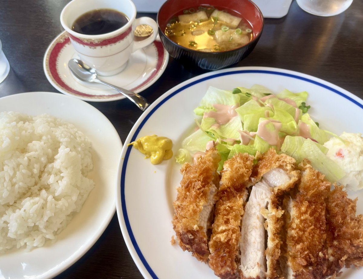 Mtgod10's tweet photo. 神奈川県開成町

“洋食茶屋"さん

日替わりランチ😊

“ポークカツ!!!”
（ライス・みそ汁付）

ご馳走様です😊

#開成町 #開成町ランチ #開成町飲食店 #開成町テイクアウト #洋食茶屋 #地域内経済循環 #ポークカツ https://t.co/06i5ePJ9Y0