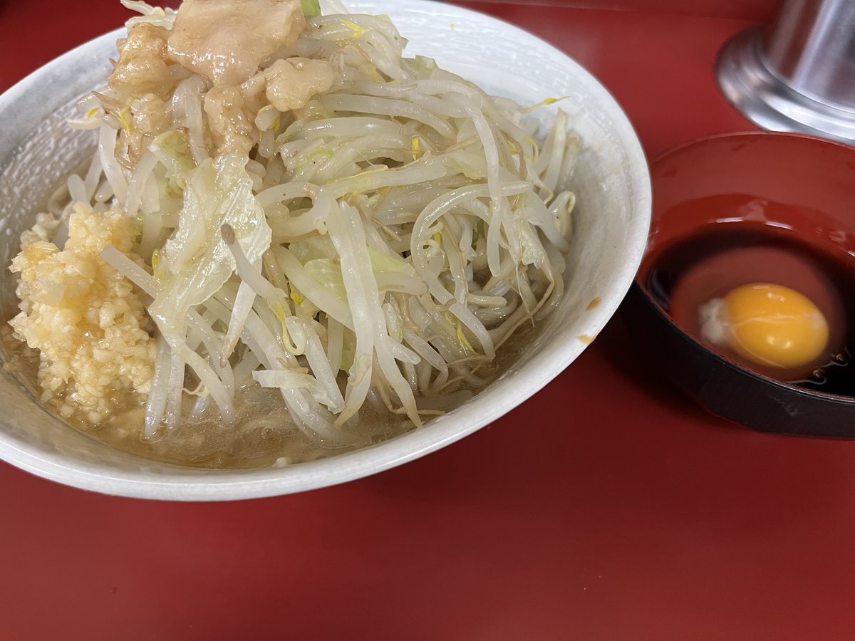 abelkain_PA84's tweet photo. ラーメン二郎 相模大野店
小ラーメン全マシ味ぽん生たまご
乳化スープ、飲みやすすぎて完飲しかけた。
麺も豚も柔らかくて一瞬で無くなった、美味すぎる。
味ぽん生たまごの酸味も味変に最高、また行きます。 https://t.co/iHBTxbLWgE