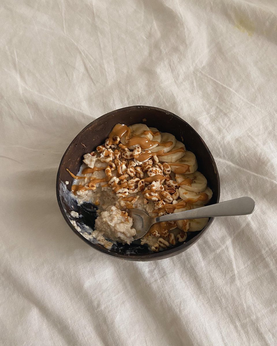 CarollTroeil's tweet photo. Oatmeal is love 🤎

Simple recipe
• 3–4 tablespoons rolled oats 
• 1 teaspoon cinnamon 
• ½ glass milk 
• 2 tablespoons ground almonds 

Cook until thick. https://t.co/rJPC2QWzSO