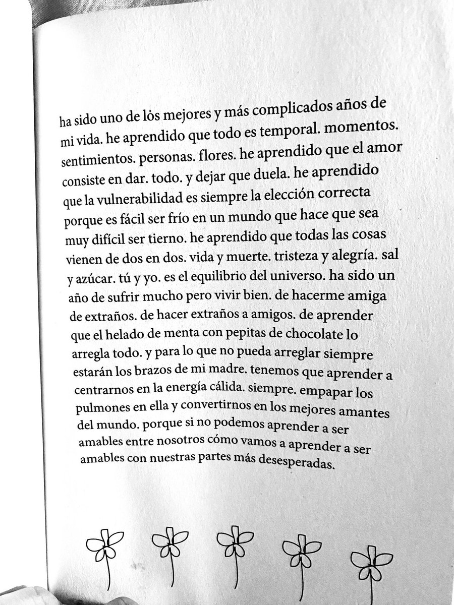 Cementedelibros's tweet photo. “Ha sido uno de los mejores y más complicados años de mi vida. he aprendido que todo es temporal. momentos. sentimientos. personas. flores. he aprendido que amor consiste en dar. todo. y dejar que duela.”
De Rupi Kaur en su libro “el sol y sus flores”
#cementeriodelibros https://t.co/PTGv1fHYYP