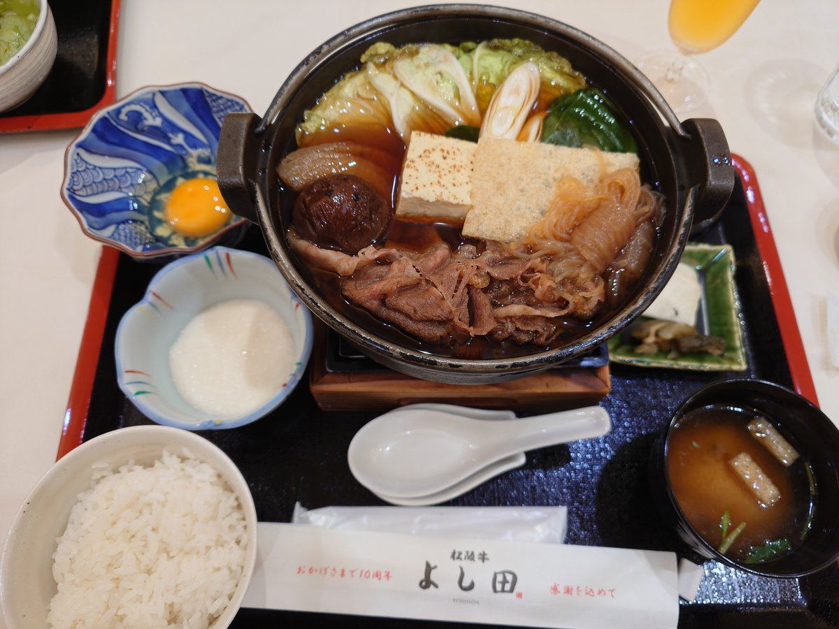 vej045532's tweet photo. 神様がご褒美をくれないので、黒毛和牛のすき焼き御膳　@よし田　初台 https://t.co/QuJyY0yvPr