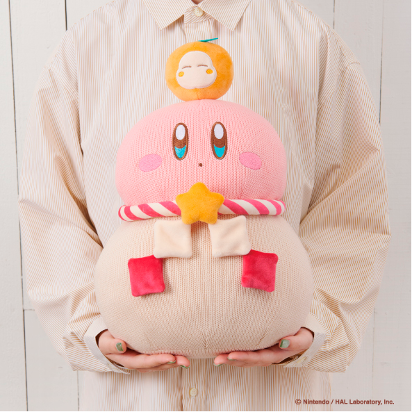 denfaminicogame's tweet photo. 『星のカービィ』“鏡もち”風カービィのあみあみクッションがかわいすぎる。「カービィグッズコレクション 2026」が全国の郵便局にて10月1日より発売
https://t.co/JJLa3nFUKk

頭の上に乗った「ワドルディ」のような橙がチャームポイント。ぎゅっと抱きしめて癒されながら寝正月を満喫したい https://t.co/2iN6VvxFKe