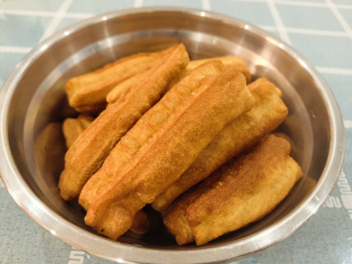 MargretChasv's tweet photo. [Just tried crispy Chinese fried dough sticks with warm soy milk on a cool morning—total comfort! ]， https://t.co/EbnHWLgkAW