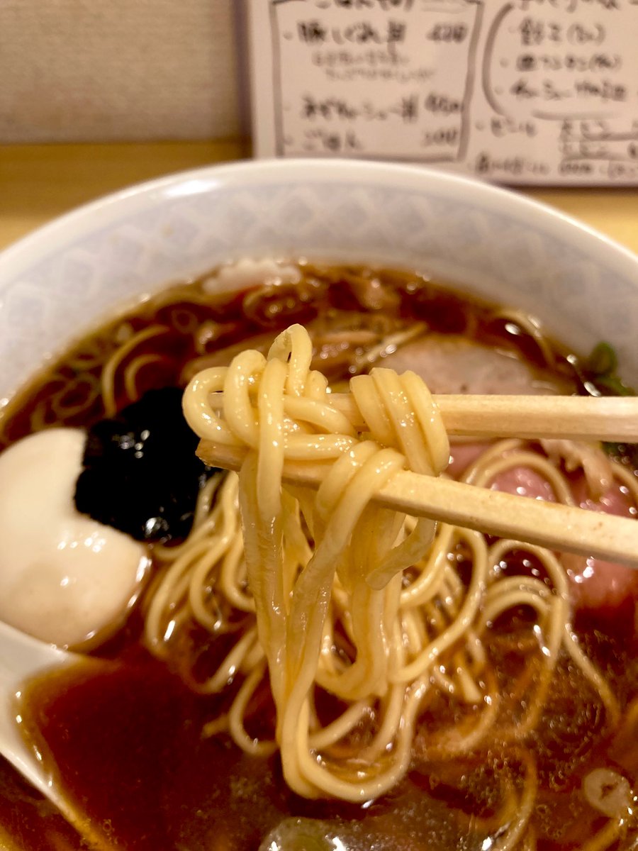 soba_addiction's tweet photo. 六琴＠荻窪

味玉ラーメン 1050円

初訪。
激戦区の荻窪に新しく出来たラーメン屋さん。
醤油ベースのシンプルなラーメンでした。
麺が多めで並でもボリュームがあります。
ご馳走様でした🙏

#ラーメン #中華そば #六琴 https://t.co/g4V1dLdiEs